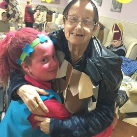 Santa Bárbara nieta abrazando abuela
